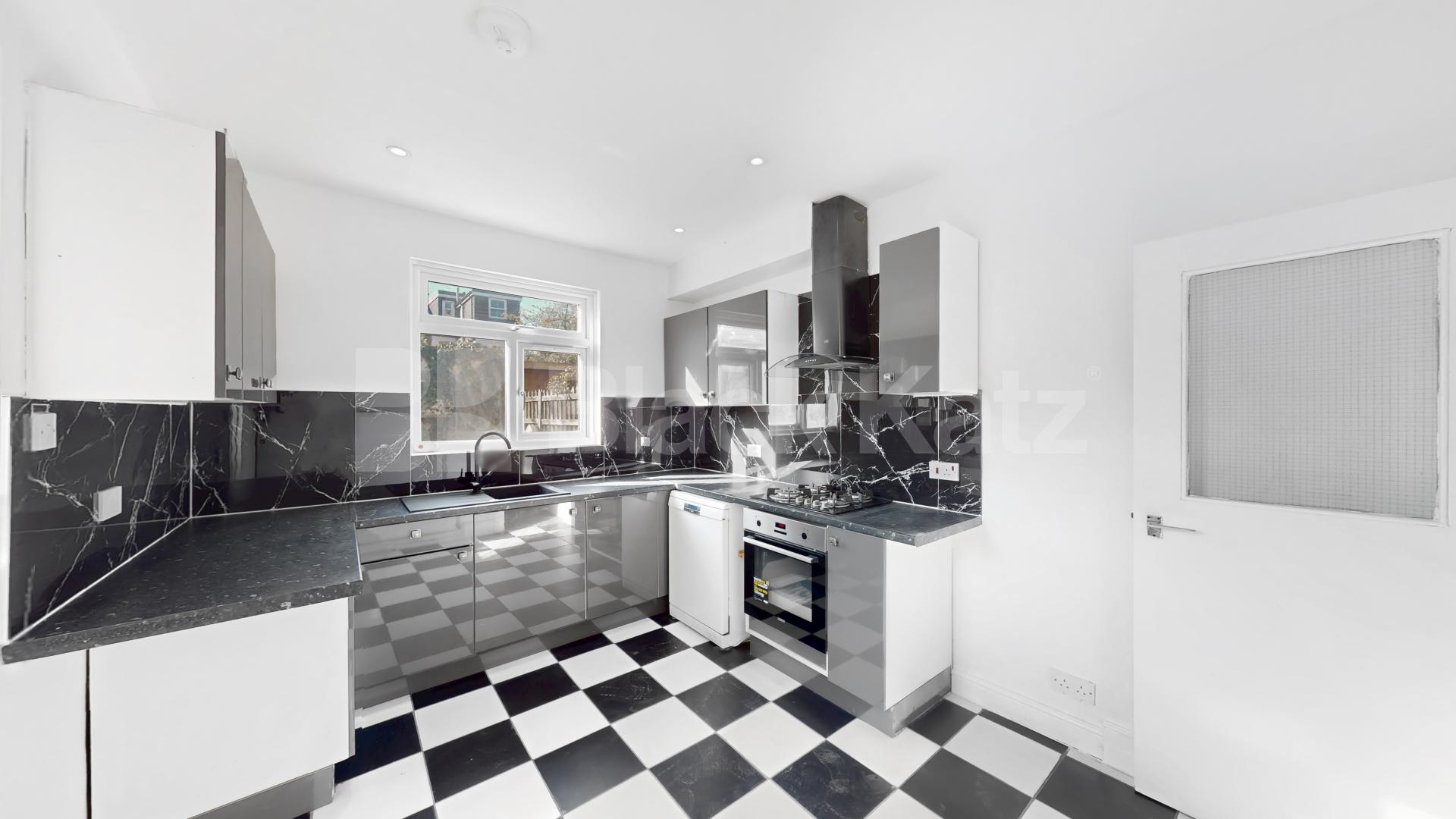 Newly refurbished 4 bedrrom house with garden mins to tube & shops Baronet Grove, Tottenham